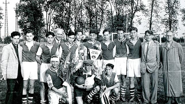 Die A-Jugend des FC Konstanz, die am 16. August 1953 Süddeutscher Meister wurde, mit (stehend von links): Winfried Riegel, Eberhard ...