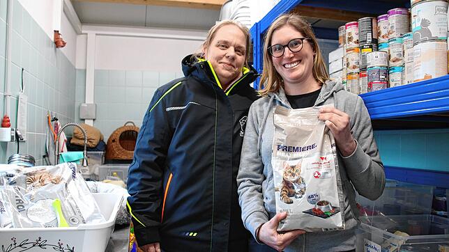 Kerstin Abbad-Boulaajaj und Julia Schuhwerk vom Tierheim Radolfzell zeigen, dass für den Unterhalt von Tieren so einiges an Material ...