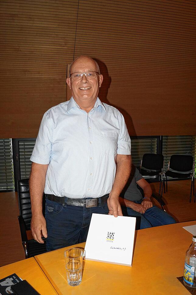 Walter Städele sitzt seit 30 Jahren am Ratstisch und wurde mit der Ehrennadel des Gemeindetags geehrt und von seinen Ratskollegen in ...