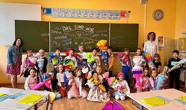 Klasse 1a: Die Erstklässler mit Klassenlehrerin Mira Pache und Tandempartnerin Michaela Muhry.