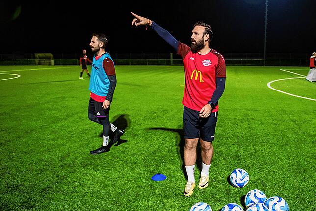 Anweisungen: Im Training mit der Mannschaft ist Ismail Palit als Trainer sehr konsequent.