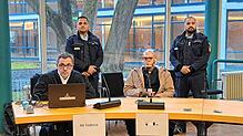 Während der 35-Jährige für die Schießerei an der Eni-Tankstelle eine Haftstrafe erhält, kommt der 20-jährige Angeklagte (im Bild) mit ...