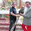 Restaurator Axel Heberle (links) und Ulrich Köberle bringen die Zunftstangen an ihrenm Platz in der Jodokkirche zurück. Die ...