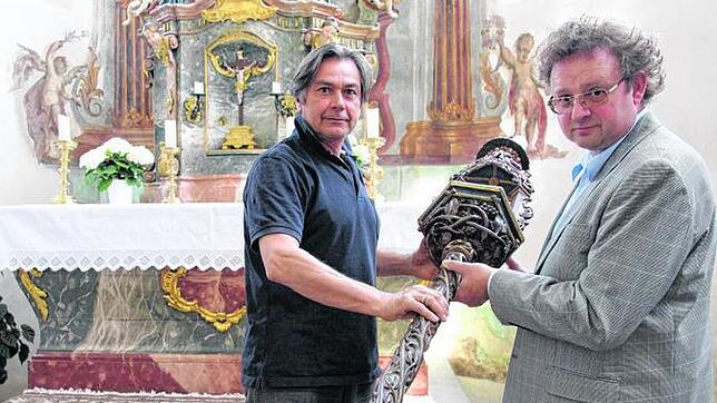 Restaurator Axel Heberle (links) und Ulrich Köberle bringen die Zunftstangen an ihrenm Platz in der Jodokkirche zurück. Die ...