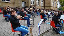 Die Stadtmusik Stockach beschenkte gut 200 begeisterte Zuhörer mit einer traumhaft schön gestalteten Matinee im Pausenhof der Grundschule.