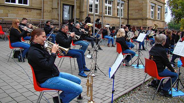 Die Stadtmusik Stockach beschenkte gut 200 begeisterte Zuhörer mit einer traumhaft schön gestalteten Matinee im Pausenhof der Grundschule.
