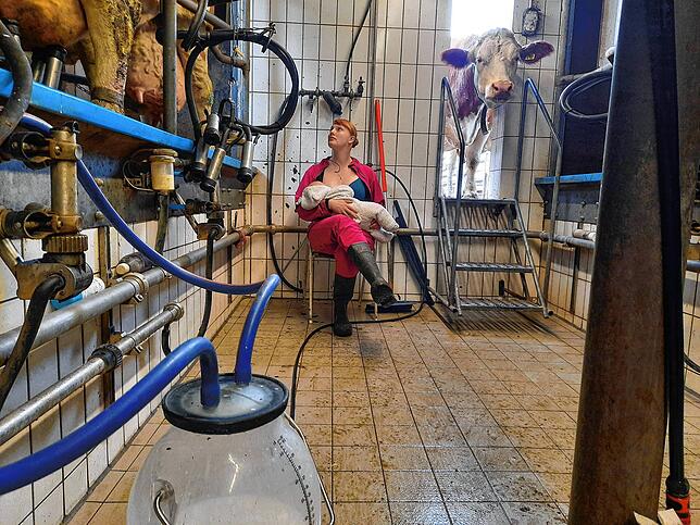 Im Zweifelsfall stillt Astrid Walter Sohn Arne auch mal im Melkstand.