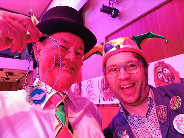 Gerhard Weber von der Narrenkapelle Los Crawallos (links) hat von Redaktionsleiter Stephan Freißmann am Rande des Narrenspiegels ...