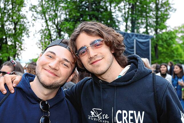 Bild 14: Los geht&lsquo;s &ndash; Fans und Mitarbeiter strömen auf das Festivalgelände