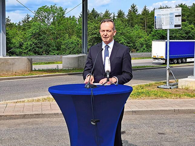 Bundesverkehrsminister Volker Wissing von der FDP besuchte Engen, wo das erste Solardach Deutschlands über der Autobahn zu ...