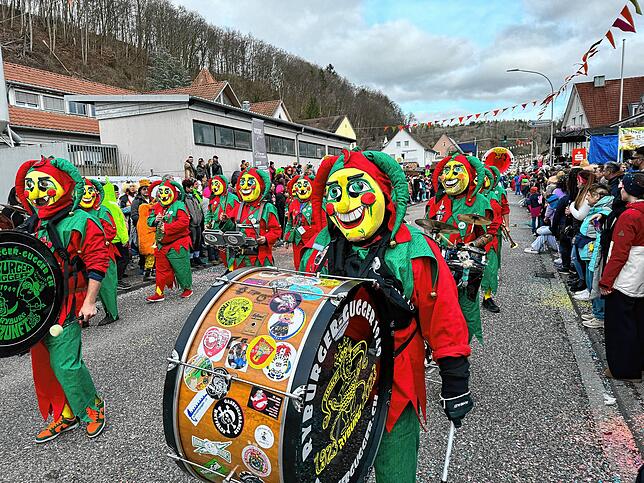 Bild 19: Narren feiern ausgelassen &ndash; Bilder vom Umzug (Teil 2)