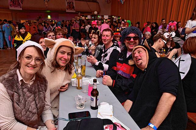 Bild 8: Tanzende Glücks-Schweine und ein echter Bulldog in der Halle: So lustig war der Erzknappenball