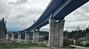 Die Gauchachtalbrücke wurde 2002 fertiggestellt. Eine zweite Brücke ist zwar bereits geplant, aber der Baustart zieht sich hin.