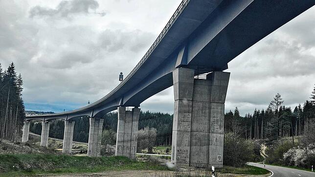 Die Gauchachtalbrücke wurde 2002 fertiggestellt. Eine zweite Brücke ist zwar bereits geplant, aber der Baustart zieht sich hin.