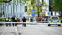 Einsatzkräfte der Polizei treffen am Einsatzort nach Schüssen auf dem Vaksala-Platz im Zentrum von Uppsala ein.