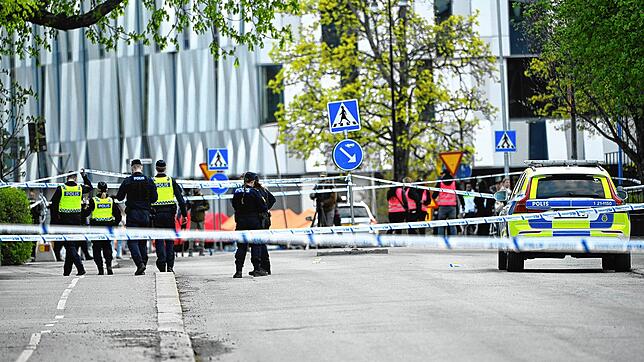 Einsatzkräfte der Polizei treffen am Einsatzort nach Schüssen auf dem Vaksala-Platz im Zentrum von Uppsala ein.