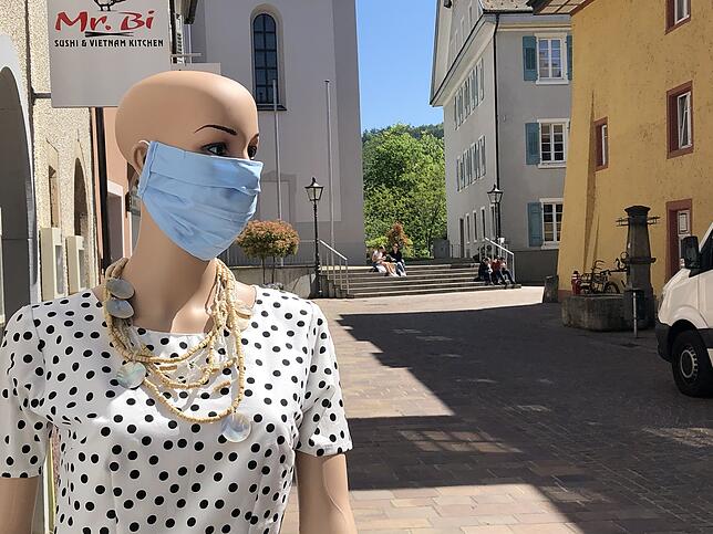 Eine Schaufensterpuppe in der Waldshuter Wallstraße trägt einen selbstgenähten Mund-Nasen-Schutz. Seit 27. April gilt in ...