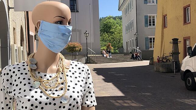Eine Schaufensterpuppe in der Waldshuter Wallstraße trägt einen selbstgenähten Mund-Nasen-Schutz. Seit 27. April gilt in ...