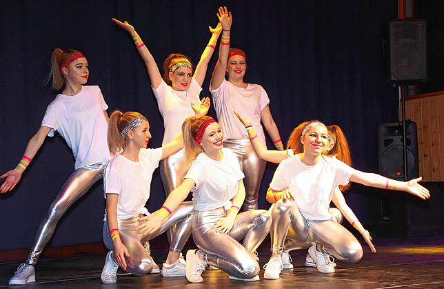 Premiere feierten die „Lipp City Girls“ beim Bunten Abend 2020 mit ihrem „Sparkling Dance“.
