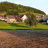 Auf der Fürstenberger Wiese vor den Häusern soll einst ein römischer Gutshof gestanden haben.
