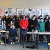 Marco Deutschmann (roter Pullover) beeindruckte die Achtklässler der Werkrealschule am Schulverbund Nellenburg mit seiner ...