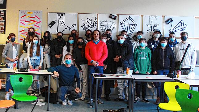 Marco Deutschmann (roter Pullover) beeindruckte die Achtklässler der Werkrealschule am Schulverbund Nellenburg mit seiner ...