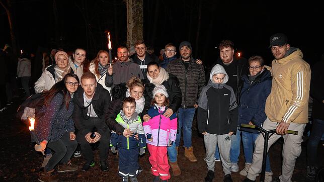 Bild 5: Konstanzer Fasnacht: Im Uniwald tanzen Narren und Mäschgerle am Feuer
