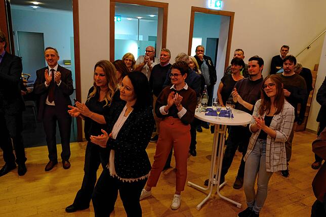 Applaus für über 40 Jahre engagierten Journalismus spenden hier (vorn von links): Jörg-Peter Rau, Mitglied der Chefredaktion und ...