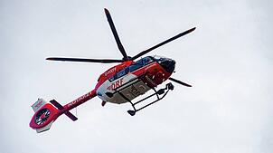 (Symbolbild) – Ein Motorradfahrer prallt bei einem Überholvorgang mit einem entgegenkommenden Fahrzeug zusammen. Er wird schwer verletzt ...