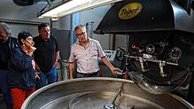 Der Umzug der Kaffeemanufaktur des Dikome-Kamerun-Vereins von Langenau in die Grienmatt ist geschafft. Richard Renz (rechts) stellte bei ...