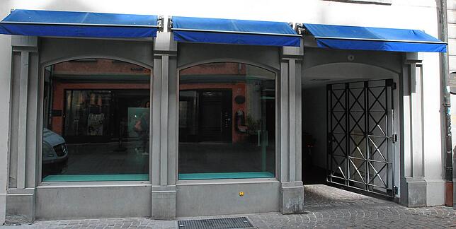 Hussenstrasse 16 im Mai: Gähnende Leere in den Schaufenstern, nichts ist in der Auslage zu finden.