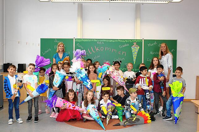 Die Klasse 1b der Grundschule Petershausen mit Klassenlehrerinnen Frau Antonia Risch und Frau Janin Jahnel.