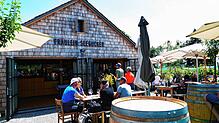 Bei schönem Wetter kann man in der Besenwirtschaft Fräulein Seegucker in Stetten Wein trinken, Kuchen essen und die Aussicht auf den See ...