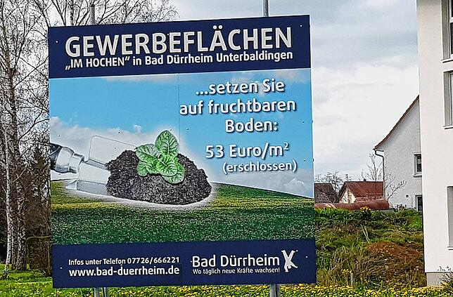 Dieses Werbeplakat für ein Gewerbegebiet in Bad-Dürrheim-Unterbaldingen empfinden Umweltplanerin Hildegard Körner vom ...