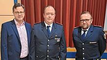 Bürgermeister Henrik Wengert (links) und Gesamtkommandant Markus Endres (rechts) mit Daniel Schmid, der zum zweiten stellvertretenden ...
