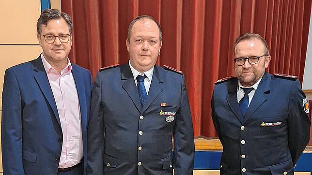 Bürgermeister Henrik Wengert (links) und Gesamtkommandant Markus Endres (rechts) mit Daniel Schmid, der zum zweiten stellvertretenden ...