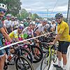Der ehemalige Radrennfahrer Jan Ullrich (rechts) nutzt die Minuten bis zum Start der dritten Etappe am Sonntag für Gespräche mit den in ...