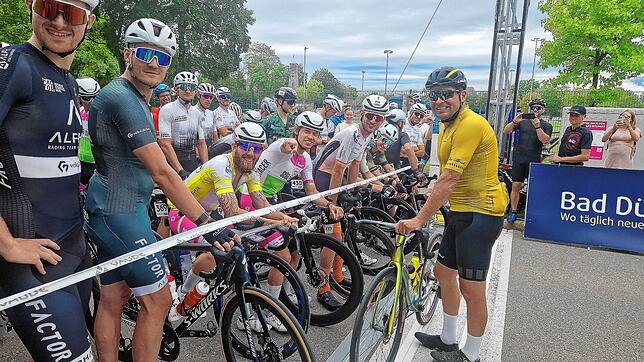 Der ehemalige Radrennfahrer Jan Ullrich (rechts) nutzt die Minuten bis zum Start der dritten Etappe am Sonntag für Gespräche mit den in ...