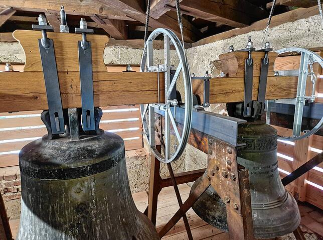 Rechts ist die einzige noch verbliebene Glocke aus der Gründungszeit der Kirche zu sehen, die während des Nationalsozialismus nicht ...