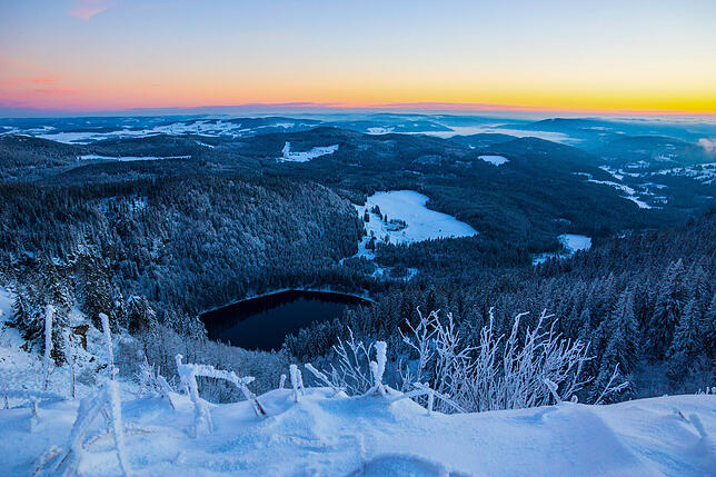 Blick auf Feldsee bei Sonnenaufgang.