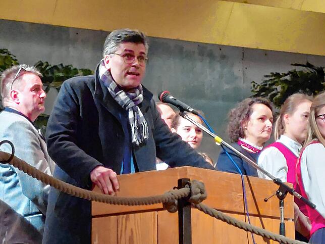 Bild 12: So feiert Mike Biehler seinen Wahlsieg in Görwihl