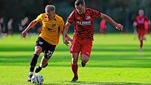 Tobias Kienzler (links) gelang das Tor zum 1:0-Erfolg über den FV Walbertsweiler-Rengetsweiler (Pascal Siebenrock).