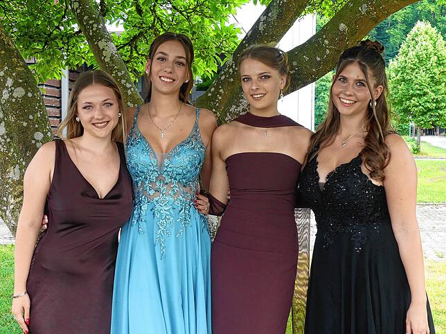 Bild 17: Erfolgreicher Abschluss: Abiturientinnen feiern in Tiengen ihren Abiball