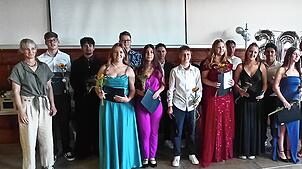 Die Schüler der Abschlussklasse 9b freuen sich über das Ende der Schulzeit.