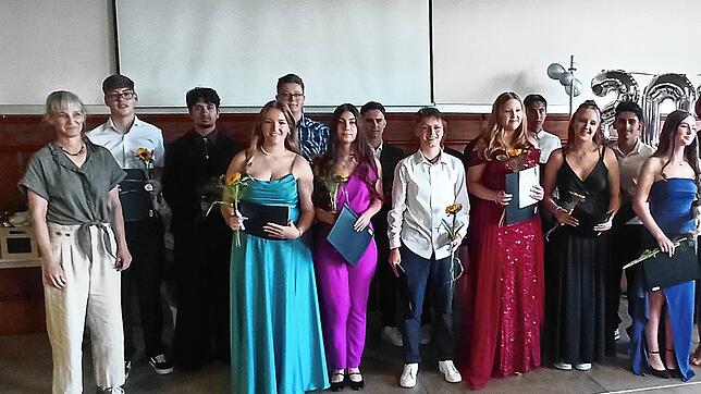 Die Schüler der Abschlussklasse 9b freuen sich über das Ende der Schulzeit.