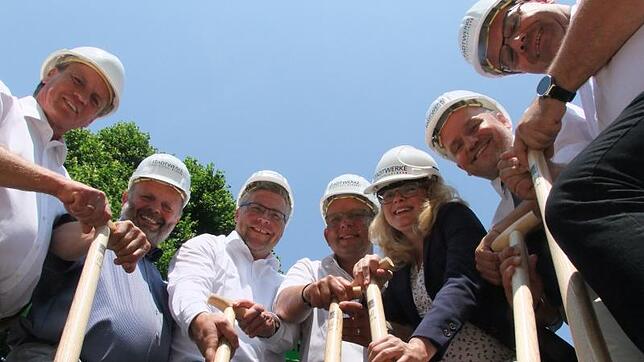 Himmelblau ist Liggeringens neue Lieblingsfarbe: Johann Steuber (Bauleiter), Hermann Leiz, Andreas Reinhardt, Alexander Senn ...