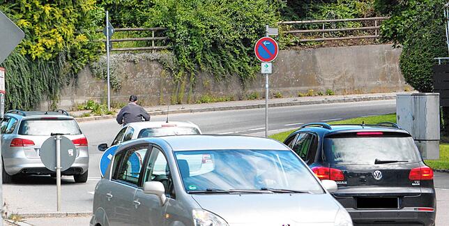 Laut Bürgerinitiative B31-neu Sparbruck-Waggershausen-Jettenhausen und dortigen Anwohnern keine Seltenheit. In diesem Kurvenbereich der ...