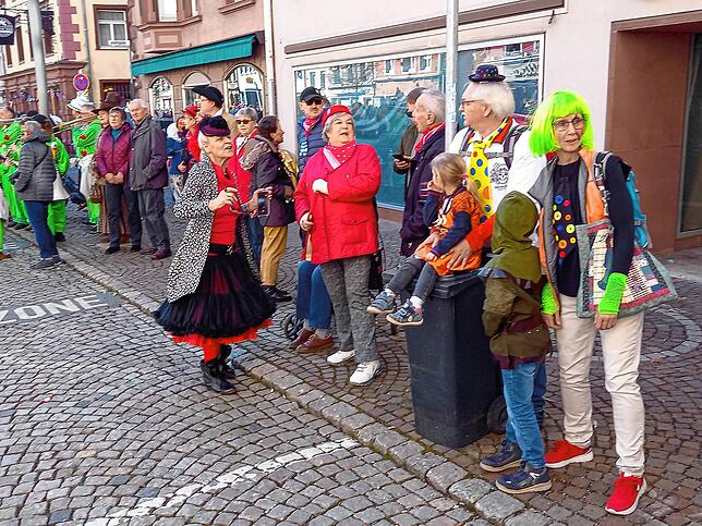 Die Begeisterung ist beinahe mit den Händen zu greifen – hier während des Maschgerelaufs der Historischen Narrozunft.