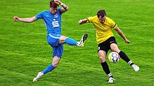Der Hegauer FV (Florian Rösch, links) gewinnt beim FC Öhningen-Gaienhofen (Levin Brügel) mit 3:2 und damit ist der FC aus der Landesliga ...
