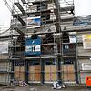 An der Stirnseite sind schon die Eingangstüren und Fenster zu sehen: Die Baustelle der neuen Scheffelhalle an der Schaffhauser Straße.